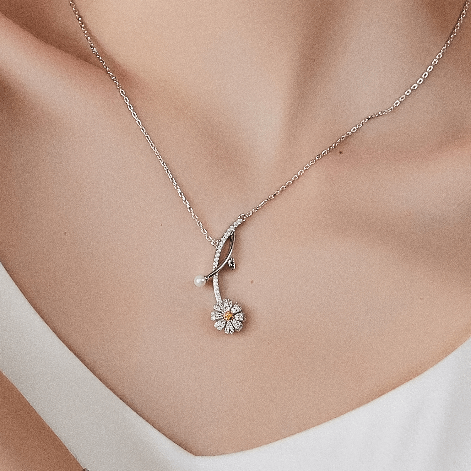 Daisy Pendant Necklace